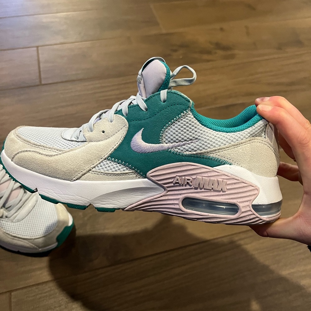 Women’s 2022 nike air max excee size 10